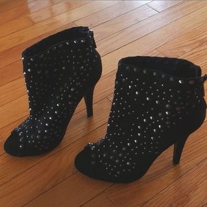 Studded peeptoe 2/50 💕